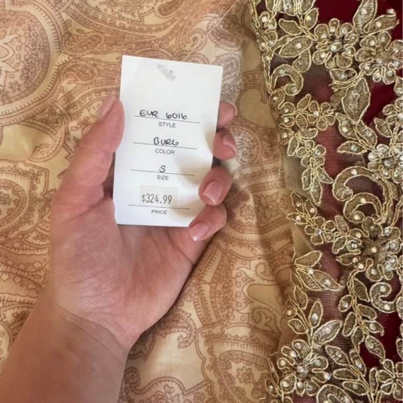 Stunning Red and Gold dress - Picture 4 of 6